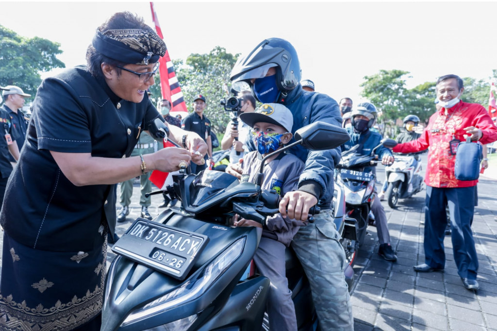 Bupati Giri Prasta Pimpin Gerakan Pembagian 10 Juta Bendera Merah Putih